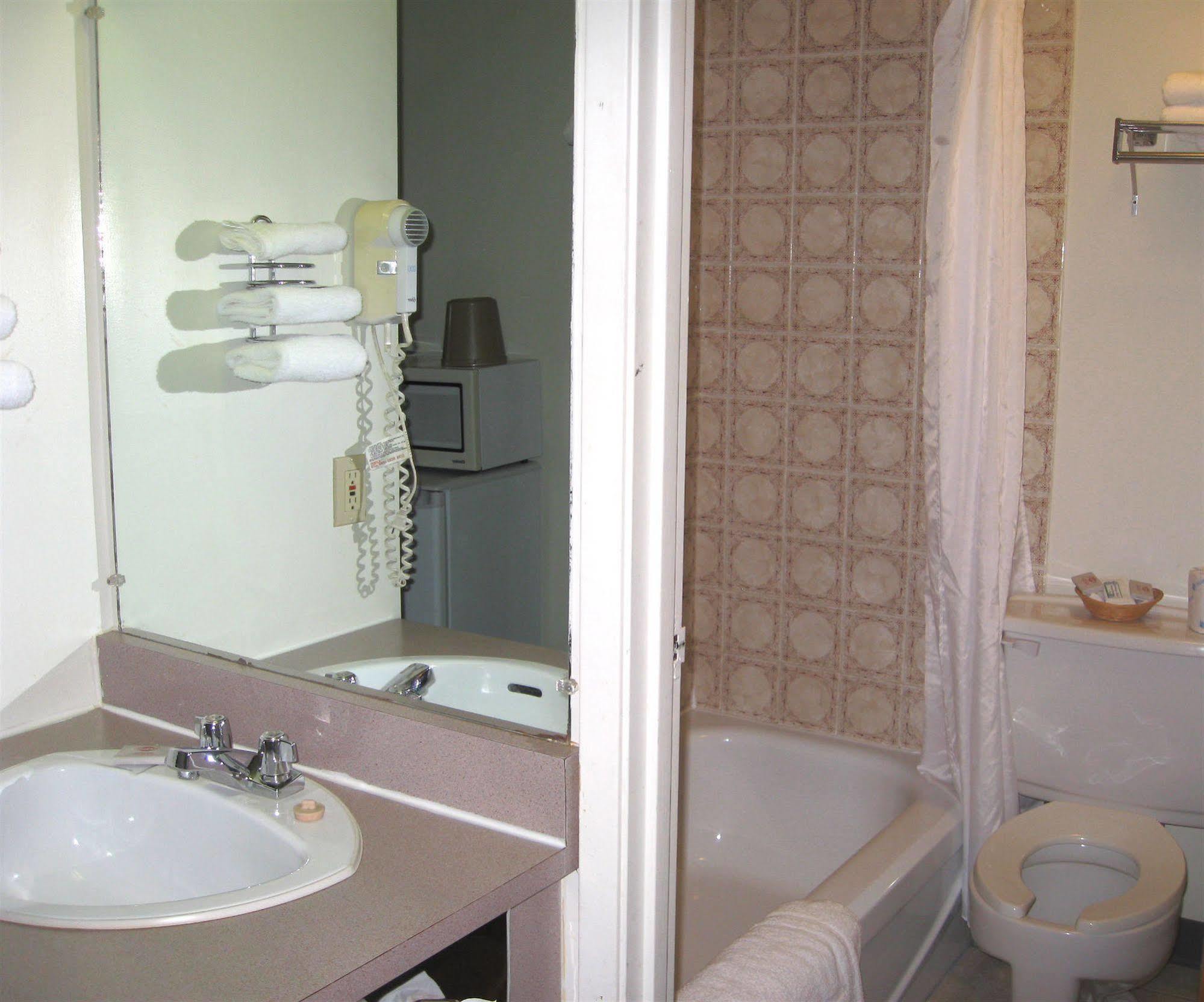 Colonial Inn Брендон Екстер'єр фото
